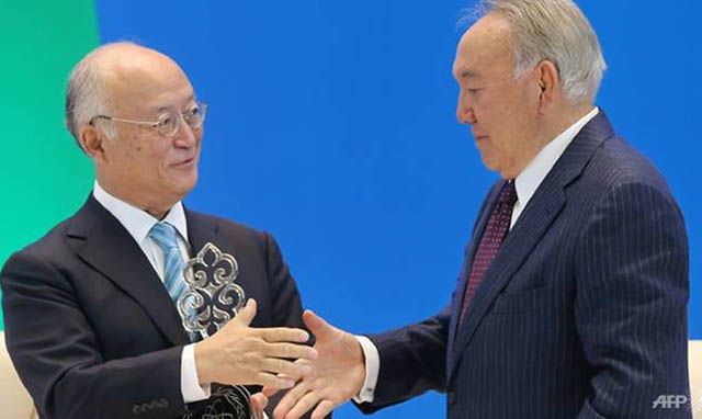 IAEA Chief Yukiya Amano (left) shakes hands with Kazakh President Nursultan Nazarbayev after a ceremony in Astana to inaugurate a uranium fuel bank facility (AFP photo)